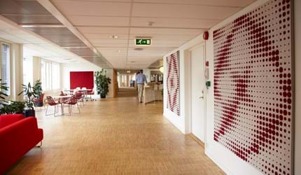 akustikmoduler i rød og hvid filt hos Tryg Oslo